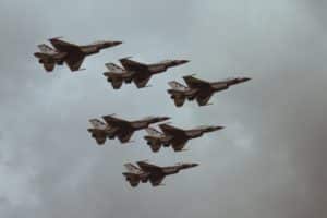 six avions de chasse